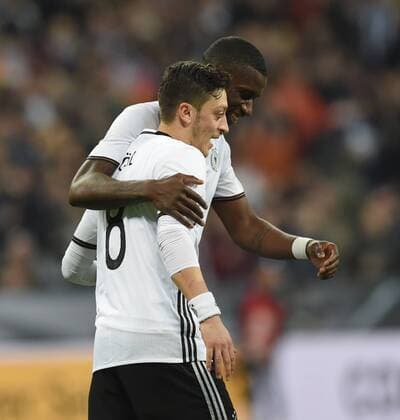 Fussball, Herren, Saison 2015 16, Länderspiel in München, Deutschland - Italien, Mesut Özil (Deutschland), hinten Antonio Rüdiger (Deutschland), Jubel nach Tor zum 4:0, 29.03.2016,