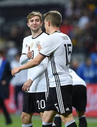 Fussball, Herren, Saison 2015 16, Länderspiel in München, Deutschland - Italien 4:1, v. l. Christoph Kramer (Deutschland), Matthias Ginter (Deutschland), Jubel nach dem Abpfiff, 29.03.2016,