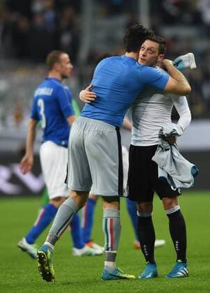 Fussball, Herren, Saison 2015 16, Länderspiel in München, Deutschland - Italien 4:1, v. l. Torwart Gianluigi Buffon (Italien), Mesut Özil (Deutschland), Trikottausch nach dem Spiel, 29.03.2016,
