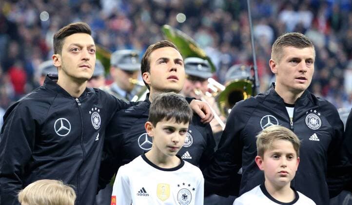 München, Fussball, Soccer, DFB, Länderspiel, Testspiel, Freundschaftsspiel, Deutschland - Italien, 29.03.2016, Allianzaren München, Mesut Özil, Mario Götze, Toni Kroos, alle, Deutschland, Nationalhymne