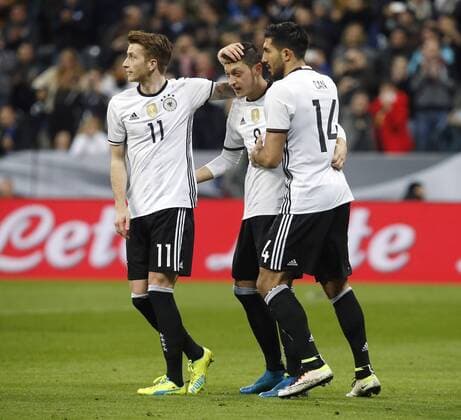 Torjubel 4:0 Deutschland, V.li. Marco Reus (GER) , Torschütze Mesut Özil (GER) , Emre Can (GER) . Deutschland vs. Italien . Fussball-Länderspiel 2016, Freundschaftsspiel . Berlin, GER, 29.03.2016 ,