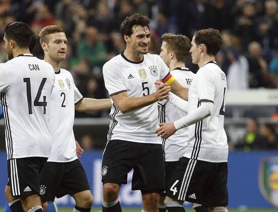 Torjubel 4:0 Deutschland, V.li. Emre Can (GER) , Shkodran Mustafi (GER) , Mats Hummels (GER) , Sebastian Rudy (GER) . Deutschland vs. Italien . Fussball-Länderspiel 2016, Freundschaftsspiel . Berlin, GER, 29.03.2016 ,