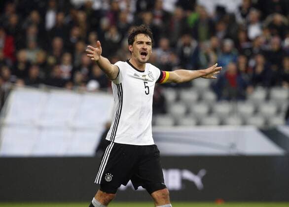 Mats Hummels (GER) gibt lautstark Anweisungen . Deutschland vs. Italien . Fussball-Länderspiel 2016, Freundschaftsspiel . Berlin, GER, 29.03.2016 ,