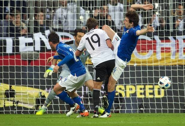Fussball DFB München Muenchen 29.03.2016 Allianz Arena Laenderspiel Test EURO 2016 Deutschland geg Italien 4 : 1 2 : 0 Tor fuer GER vlnr Alessandro FLORENZI 24 ITA TW Gianluigi BUFFON 1 ITA Mario GOETZE (GÖTZE) 19 GER Torschuetze Matteo DARMIAN 4 ITA
