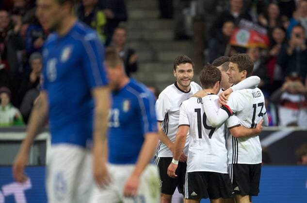 Fussball DFB München Muenchen 29.03.2016 Allianz Arena Laenderspiel Test EURO 2016 Deutschland geg Italien 4 : 1 vlnr Torjubel nach 3 : 0 Jonas HECTOR 3 GER Torchuetze Mario GOETZE (GÖTZE) 19 GER Julian DRAXLER 21 GER Thomas MUELLER (MUELLER) 13 GER