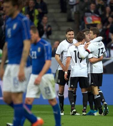 Fussball DFB München Muenchen 29.03.2016 Allianz Arena Laenderspiel Test EURO 2016 Deutschland geg Italien 4 : 1 vlnr Torjubel nach 3 : 0 Jonas HECTOR 3 GER Torchuetze Mario GOETZE (GÖTZE) 19 GER Julian DRAXLER 21 GER Thomas MUELLER (MUELLER) 13 GER