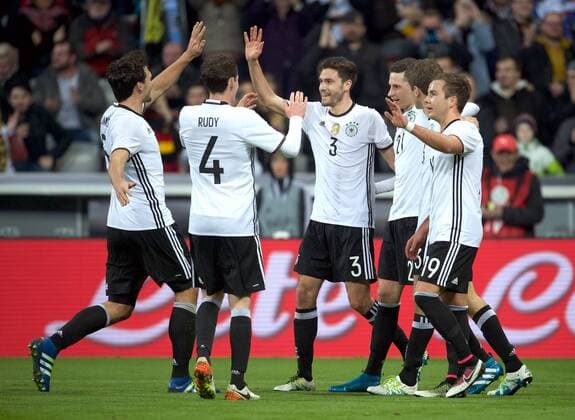 Fussball DFB München Muenchen 29.03.2016 Allianz Arena Laenderspiel Test EURO 2016 Deutschland geg Italien 4 : 1 vlnr Torjubel nach 3 : 0 vlnr Mats HUMMELS 5 GER Sebastian RUDY 4 GER Jonas HECTOR 3 GER Torchuetze Julian DRAXLER 21 GER Thomas MUELLER (MUELLER) 13 GER Mario GOETZE (GÖTZE) 19 GER