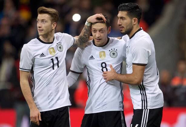 Fussball DFB München Muenchen 29.03.2016 Allianz Arena Laenderspiel Test EURO 2016 Deutschland geg Italien 4 : 1 Torjubel nach 4 : 0 vlnr Marco REUS 11 GER Mesut OEZIL (ÖZIL) 8 GER Torschuetze 11 meter Emre CAN 14 GER
