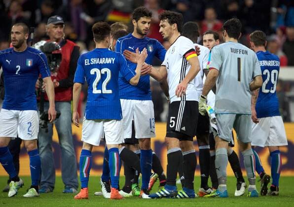 Fussball DFB München Muenchen 29.03.2016 Allianz Arena Laenderspiel Test EURO 2016 Deutschland geg Italien 4 : 1 Stephan EL SHAARAWY 22 ITA Mats HUMMELS 5 GER TW Gianluigi BUFFON 1 ITA