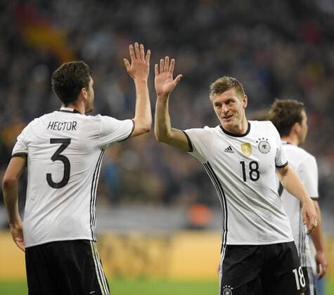 29.03.2016, Fussball Nationalmannschaft, Freundschaftsspiel Deutschland - Italien, in der Allianz-Arena München. v.li: Jonas Hector (Deutschland) und Toni Kroos (Deutschland) gut gelaunt. 