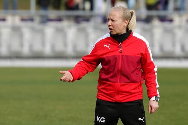 Die deutsche Trainerin Katja Greulich (Co-Trainerin, Rosengard), ausgebildete DFB Fußball-Lehrerin, gibt Anweisungen, gestikuliert, mit den Armen gestikulieren, gives instructions, gesticulate, Fussball, UEFA Women s Champions League, 1. FFC Frankfurt - FC Rosengard (Schweden), xozx