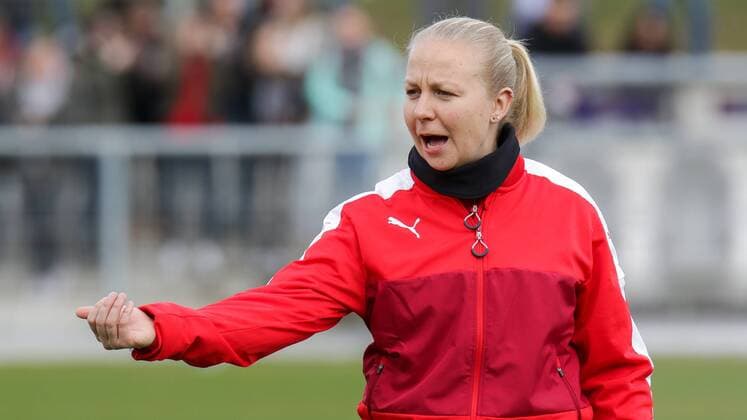 Die deutsche Trainerin Katja Greulich (Co-Trainerin, Rosengard), ausgebildete DFB Fußball-Lehrerin, gibt Anweisungen, gestikuliert, mit den Armen gestikulieren, gives instructions, gesticulate, Fussball, UEFA Women s Champions League, 1. FFC Frankfurt - FC Rosengard (Schweden), xozx