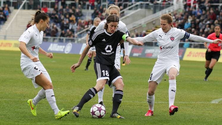 v.li.: Alexandra Riley (Ali Riley, Rosengard, 5), Kerstin Garefrekes (Frankfurt, 18), Katrin Schmidt (Rosengard, 19), Emma Berglund (Rosengard, 4), Zweikampf, Duell, duel, tackle, Dynamik, Action, Aktion, Fussball, UEFA Women s Champions League, 1. FFC Frankfurt - FC Rosengard (Schweden), xozx