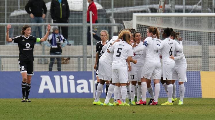 v.li.: Kerstin Garefrekes (Frankfurt, 18) hebt enttäuscht die Arme, Spielerinnen des FC Rosengard bejubeln das 0:1, Jubel, Torjubel, Torerfolg, celebrate the goal, goal, celebration, Jubel ueber das Tor, optimistisch, Action, Aktion, Fussball, UEFA Women s Champions League, 1. FFC Frankfurt - FC Rosengard (Schweden), xozx