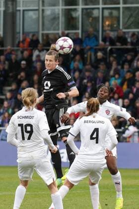 Simone Laudehr (Frankfurt, 11) beim Kopfball, header, Aktion, Action, v.li.: Katrin Schmidt (Rosengard, 19), Emma Berglund (Rosengard, 4), Anita Asante (Rosengard, 6), Fussball, UEFA Women s Champions League, 1. FFC Frankfurt - FC Rosengard (Schweden), xozx