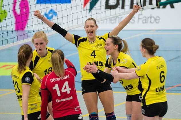 30.03.2016, Halle Berg Fidel, Muenster Volleyball, Bundesliga Frauen, Play-offs Viertelfinale, USC Münster Muenster vs. 1. VC Wiesbaden Jubel Sarah Petrausch ( 13 Muenster), Leonie Schwertmann ( 18 Muenster), Linda Dörendahl Doerendahl ( 14 Muenster), Michala Kvapilova ( 4 Muenster), Amanda Sa ( 5 Muenster), Sina Fuchs ( 6 Muenster)