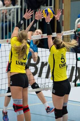 30.03.2016, Halle Berg Fidel, Muenster Volleyball, Bundesliga Frauen, Play-offs Viertelfinale, USC Münster Muenster vs. 1. VC Wiesbaden Angriff Tanja Großer Grosser ( 4 Wiesbaden) - Block Doppelblock Ashley Benson ( 10 Muenster), Amanda Sa ( 5 Muenster)
