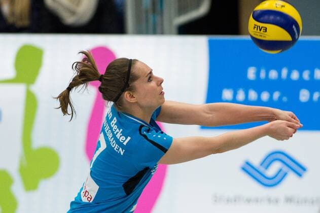 30.03.2016, Halle Berg Fidel, Muenster Volleyball, Bundesliga Frauen, Play-offs Viertelfinale, USC Münster Muenster vs. 1. VC Wiesbaden Annahme Esther van Berkel ( 7 Wiesbaden)