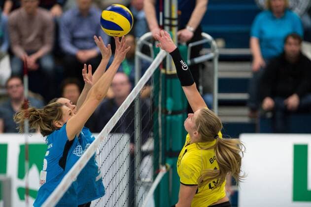 30.03.2016, Halle Berg Fidel, Muenster Volleyball, Bundesliga Frauen, Play-offs Viertelfinale, USC Münster Muenster vs. 1. VC Wiesbaden Block Doppelblock Jennifer Pettke ( 15 Wiesbaden), Esther van Berkel ( 7 Wiesbaden) - Angriff Ashley Benson ( 10 Muenster)