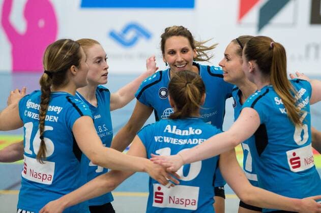 30.03.2016, Halle Berg Fidel, Muenster Volleyball, Bundesliga Frauen, Play-offs Viertelfinale, USC Münster Muenster vs. 1. VC Wiesbaden Jubel Delainey Aigner-Swesey ( 16 Wiesbaden), Tanja Großer Grosser ( 4 Wiesbaden), Jennifer Pettke ( 15 Wiesbaden), Kaisa Alanko ( 10 Wiesbaden), Esther van Berkel ( 7 Wiesbaden), Rebecca Schäperklaus Schaeperklaus ( 6 Wiesbaden)