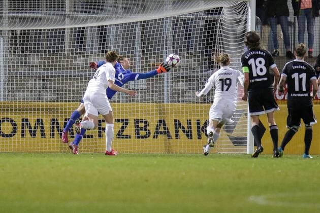 Glanzparade Anne-Kathrine Kremer (Torwart, Frankfurt, 30) nach Kopfball Emma Berglund (Rosengard, 4), Fussball, UEFA Women s Champions League, 1. FFC Frankfurt - FC Rosengard (Schweden), xozx