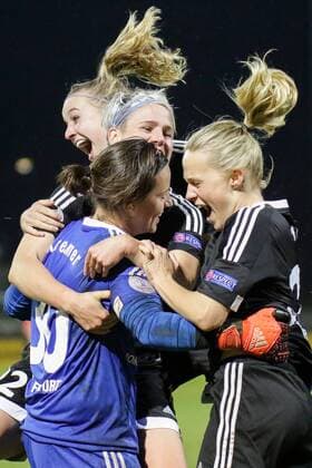 Anne-Kathrine Kremer (Torwart, Frankfurt, 30) lässt sich nach dem Sieg im Elfmeterschießen von v.li.: Jackie Groenen (Frankfurt, 14), Sophie Schmidt (Frankfurt, 12), Isabelle Linden (Bella Linden, Frankfurt, 23) feiern, Jubel, Sieger, Gewinner, Einzug ins Halbfinale, Fussball, UEFA Women s Champions League, 1. FFC Frankfurt - FC Rosengard (Schweden), xozx