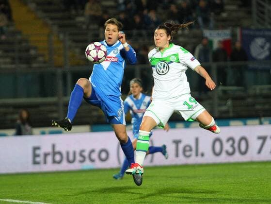 Brescia Brescia vs Wolfsburg, CL Frauen Brescia, Italien, 30.03.2016, FUßBALL - ACF Brescia Femminile vs VfL Wolfsburg, Viertelfinale, UEFA Frauen Champions League, Saison 2015 16. Bild zeigt: Ramona Bachmann (VfL Wolfsburg), Elena Linari (ACF Brescia)