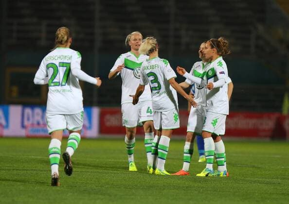 Brescia Brescia vs Wolfsburg, CL Frauen Brescia, Italien, 30.03.2016, FUßBALL - ACF Brescia Femminile vs VfL Wolfsburg, Viertelfinale, UEFA Frauen Champions League, Saison 2015 16. Bild zeigt: Zsanett Jakabfi (VfL Wolfsburg) jubelt mit der Mannschaft nach ihrem Tor zum 1:0
