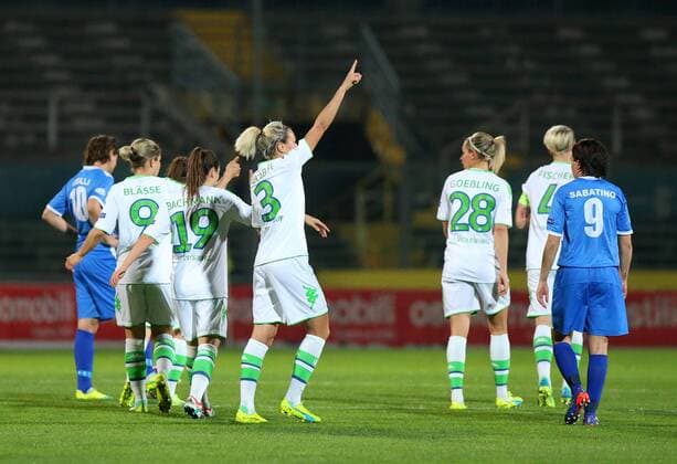 Brescia Brescia vs Wolfsburg, CL Frauen Brescia, Italien, 30.03.2016, FUßBALL - ACF Brescia Femminile vs VfL Wolfsburg, Viertelfinale, UEFA Frauen Champions League, Saison 2015 16. Bild zeigt: Zsanett Jakabfi (VfL Wolfsburg) jubelt mit der Mannschaft nach ihrem Tor zum 1:0