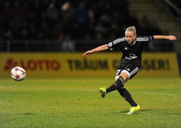 30.03.2016, xmhx, Fussball UEFA WomenÕs Champions League, 1.FFC Frankfurt - FC Rosengard, emspor, v.l.Mandy Islacker (1. FFC Frankfurt) beim Elfmeter