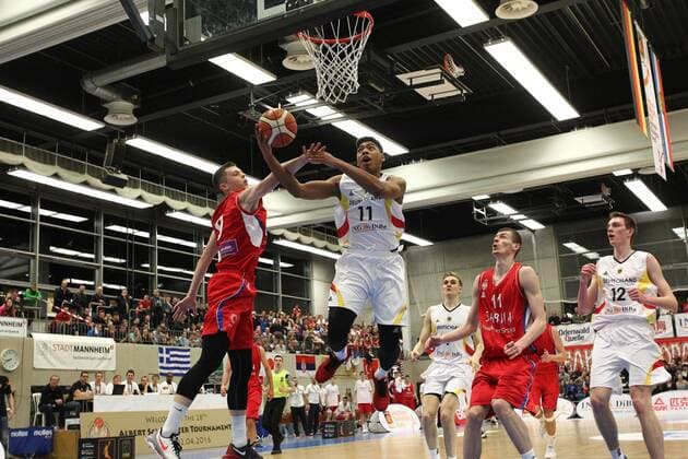 Mannheim Mushidi Kostja (Deutschland) beim Wurf gegen A. Marjanovic (Serbien) beim Spiel Deutschland gegen Serbien am 30.03.2016, Copyright: Bermel Eibner-Pressefoto EP_mbl