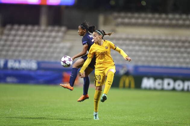 Shirley Cruz (PSG) vs Olga Garcia Perez - Fussball Damen, Champions League, Paris Saint Germain PSG vs. FC Barcelona - 30 03 2016 GwendolineLeGoff Panoramic 