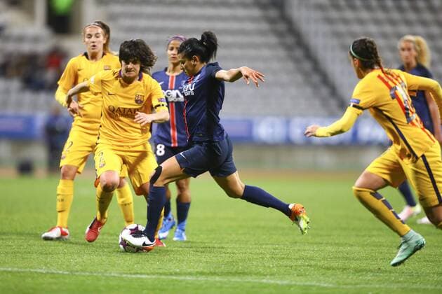 Ane Bergara Artieda vs Kenza Dali (PSG) - Fussball Damen, Champions League, Paris Saint Germain PSG vs. FC Barcelona - 30 03 2016 GwendolineLeGoff Panoramic 