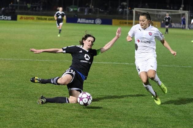 30.03.2016 Frankfurt, Relaxa Hotel Champions League-Spiel FFC Frankfurt gegen FC Rosengard (SWE) Harte Zweikämpfe Ali Riley (Rosengard) gegen Kerstin Garefrekes (FFC Frankfurt)