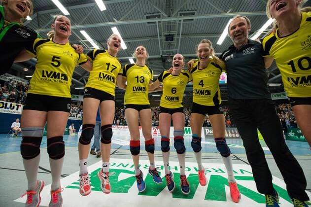 Bilder des Tages - SPORT 30.03.2016, Halle Berg Fidel, Muenster Volleyball, Bundesliga Frauen, Play-offs Viertelfinale, USC Münster Muenster vs. 1. VC Wiesbaden Jubel Andrea Lakovic ( 1 Muenster), Amanda Sa ( 5 Muenster), Ines Bathen ( 17 Muenster), Sarah Petrausch ( 13 Muenster), Sina Fuchs ( 6 Muenster), Michala Kvapilova ( 4 Muenster), Andreas Vollmer (Trainer Coach Muenster), Ashley Benson ( 10 Muenster) nach Sieg