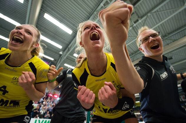 30.03.2016, Halle Berg Fidel, Muenster Volleyball, Bundesliga Frauen, Play-offs Viertelfinale, USC Münster Muenster vs. 1. VC Wiesbaden Jubel Michala Kvapilova ( 4 Muenster), Ashley Benson ( 10 Muenster), Marvin Mallach (Co-Trainer USC Muenster) nach Sieg