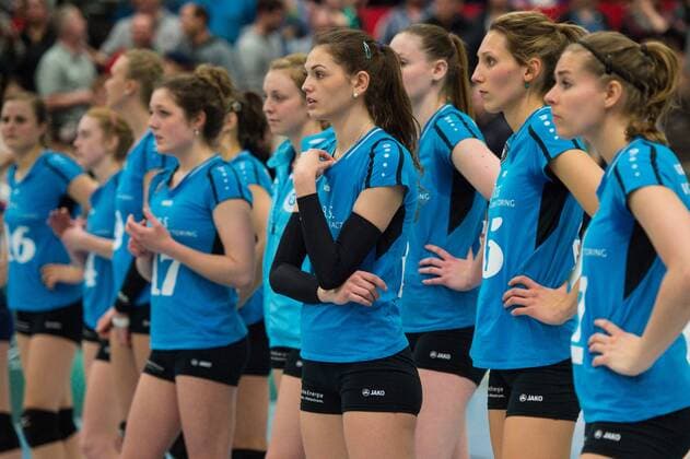 30.03.2016, Halle Berg Fidel, Muenster Volleyball, Bundesliga Frauen, Play-offs Viertelfinale, USC Münster Muenster vs. 1. VC Wiesbaden Wiesbaden enttäuscht enttaeuscht traurig nach Niederlage Annalena Mach ( 2 Wiesbaden)