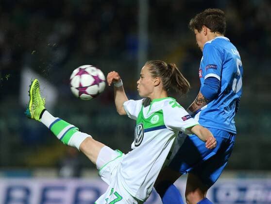 Brescia Brescia vs Wolfsburg, CL Frauen Brescia, Italien, 30.03.2016, FUßBALL - ACF Brescia Femminile vs VfL Wolfsburg, Viertelfinale, UEFA Frauen Champions League, Saison 2015 16. Bild zeigt: Ewa Pajor (VfL Wolfsburg), Elena Linari (ACF Brescia)