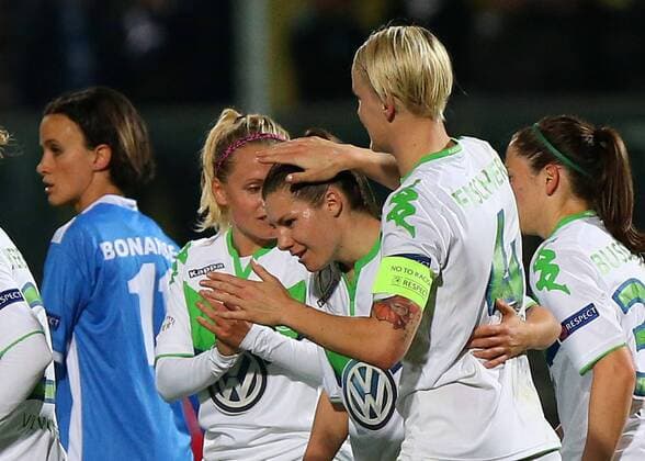 Brescia Brescia vs Wolfsburg, CL Frauen Brescia, Italien, 30.03.2016, FUßBALL - ACF Brescia Femminile vs VfL Wolfsburg, Viertelfinale, UEFA Frauen Champions League, Saison 2015 16. Bild zeigt: Ramona Bachmann (VfL Wolfsburg) jubelt mit der Mannschaft nach ihrem Tor zum 3:0