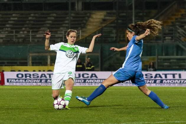Fußball, UWCL, Brescia CF - VfL Wolfsburg; v.l. Anna Blässe (Wolfsburg, 9) gegen Paige Williams (Brescia, 2) Zweikampf, Duell, duell, tackle, Tackling, Aktion, action. xtgx
