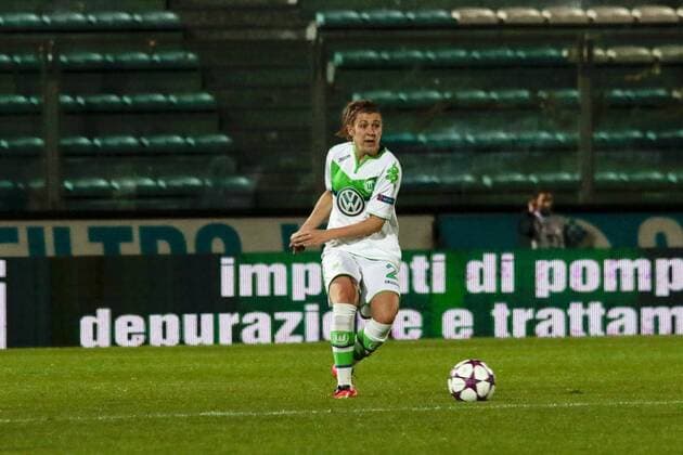 Fußball, UWCL, Brescia CF - VfL Wolfsburg; Luisa Wensing (Wolfsburg, 2) am Ball, Rückkehr, Comeback, Freisteller, Einzelbild, Aktion, action. xtgx