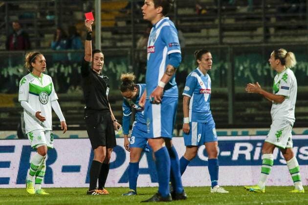 Fußball, UWCL, Brescia CF - VfL Wolfsburg; Roberta D Adda (Brescia, 3) gelb-rote Karte, Platzverweis, Ampelkarte, Hinausstellung, Feldverweis, sending off, dismissal, sent off. xtgx