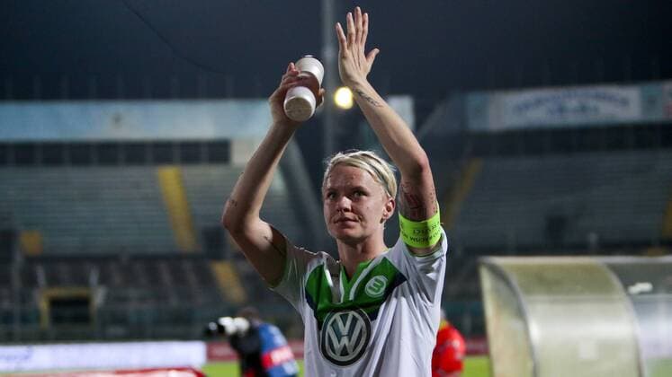 Fußball, UWCL, Brescia CF - VfL Wolfsburg; Nilla Fischer (Wolfsburg; Kapitänin, captain, 4) bedankt sich bei Fans, Dank, bedanken, feiern. Porträt, Portrait, Einzelbild . xtgx