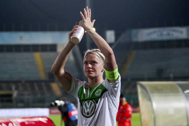 Fußball, UWCL, Brescia CF - VfL Wolfsburg; Nilla Fischer (Wolfsburg; Kapitänin, captain, 4) bedankt sich bei Fans, Dank, bedanken, feiern. Porträt, Portrait, Einzelbild. xtgx