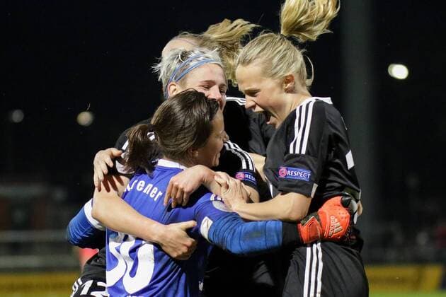 v.li.: Anne-Kathrine Kremer (Torwart, Frankfurt, 30) wird von Sophie Schmidt (Frankfurt, 12), Jackie Groenen (Frankfurt, 14), Isabelle Linden (Bella Linden, Frankfurt, 23), jubeln über den Sieg nach Elfmeterschießen, Sieger, Gewinner, Jubel, Freude, Einzug ins Halbfinale, Fussball, UEFA Women s Champions League, 1. FFC Frankfurt - FC Rosengard (Schweden), xozx