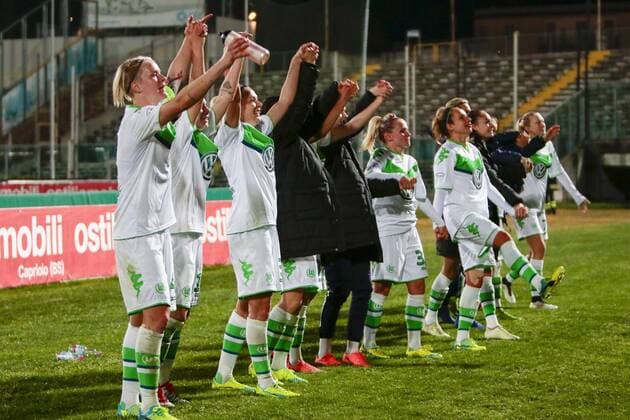 Fußball, UWCL, Brescia CF - VfL Wolfsburg; Wolfsburg bedankt sich bei Fans, Dank, bedanken, feiern. xtgx