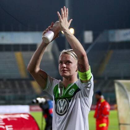 Fußball, UWCL, Brescia CF - VfL Wolfsburg; Nilla Fischer (Wolfsburg; Kapitänin, captain, 4) bedankt sich bei Fans, Dank, bedanken, feiern. Porträt, Portrait, Einzelbild. xtgx