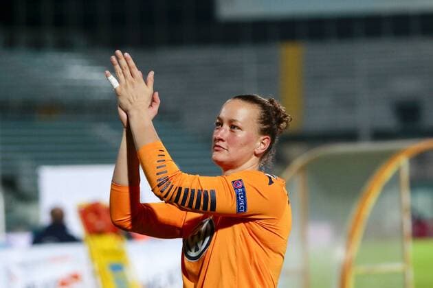 Fußball, UWCL, Brescia CF - VfL Wolfsburg; Almuth Schult (Wolfsburg, 1) bedankt sich bei Fans, Dank, bedanken, feiern. xtgx