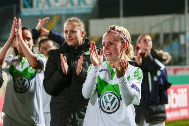 Fußball, UWCL, Brescia CF - VfL Wolfsburg; Julia Simic (Wolfsburg, 31) bedankt sich bei Fans, Dank, bedanken, feiern. xtgx
