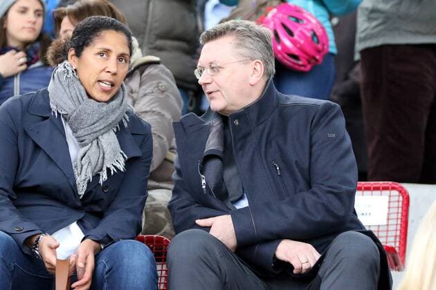 30.03.2016 Frankfurt, Relaxa Hotel Champions League-Spiel FFC Frankfurt gegen FC Rosengard (SWE) Steffi Jones im Gespräch mit DFB-Schatzmeister Reinhard Grindel